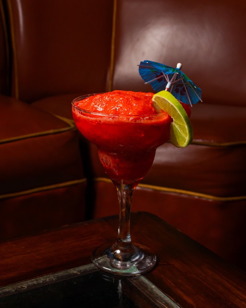 Cóctel rojo frappé con sombrilla