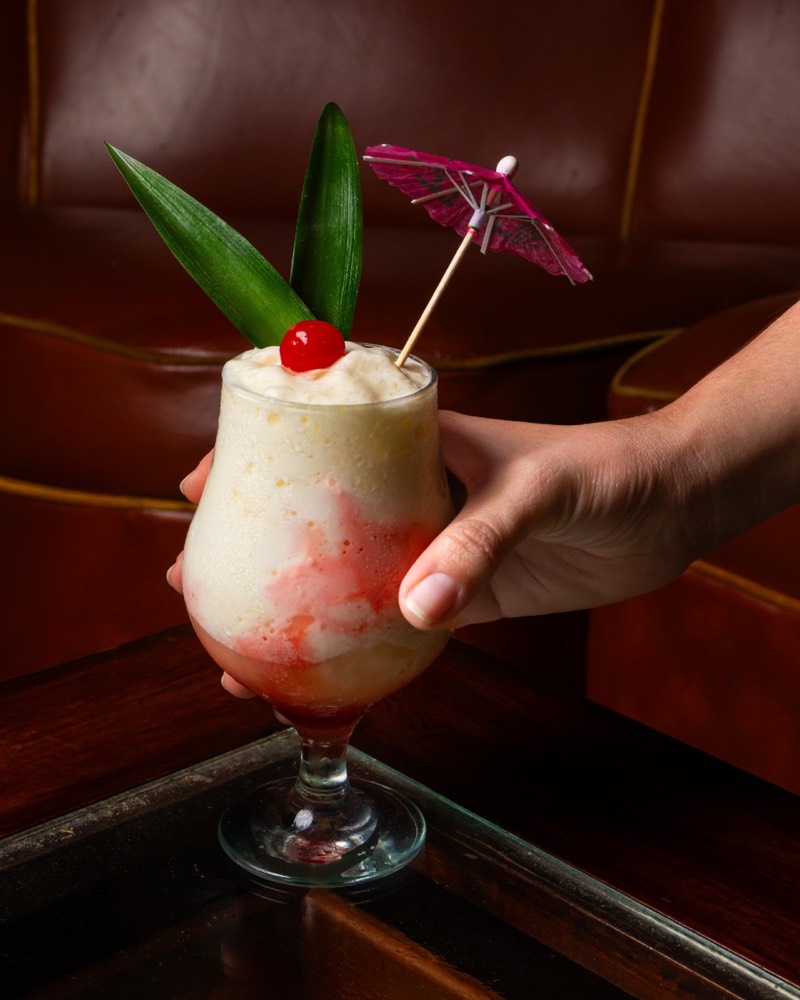 Piña colada servida en copa